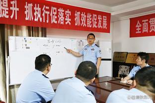 不妥！吉林主场球迷在看台扔矿泉水瓶怒砸裁判 拉拉队员一起遭殃